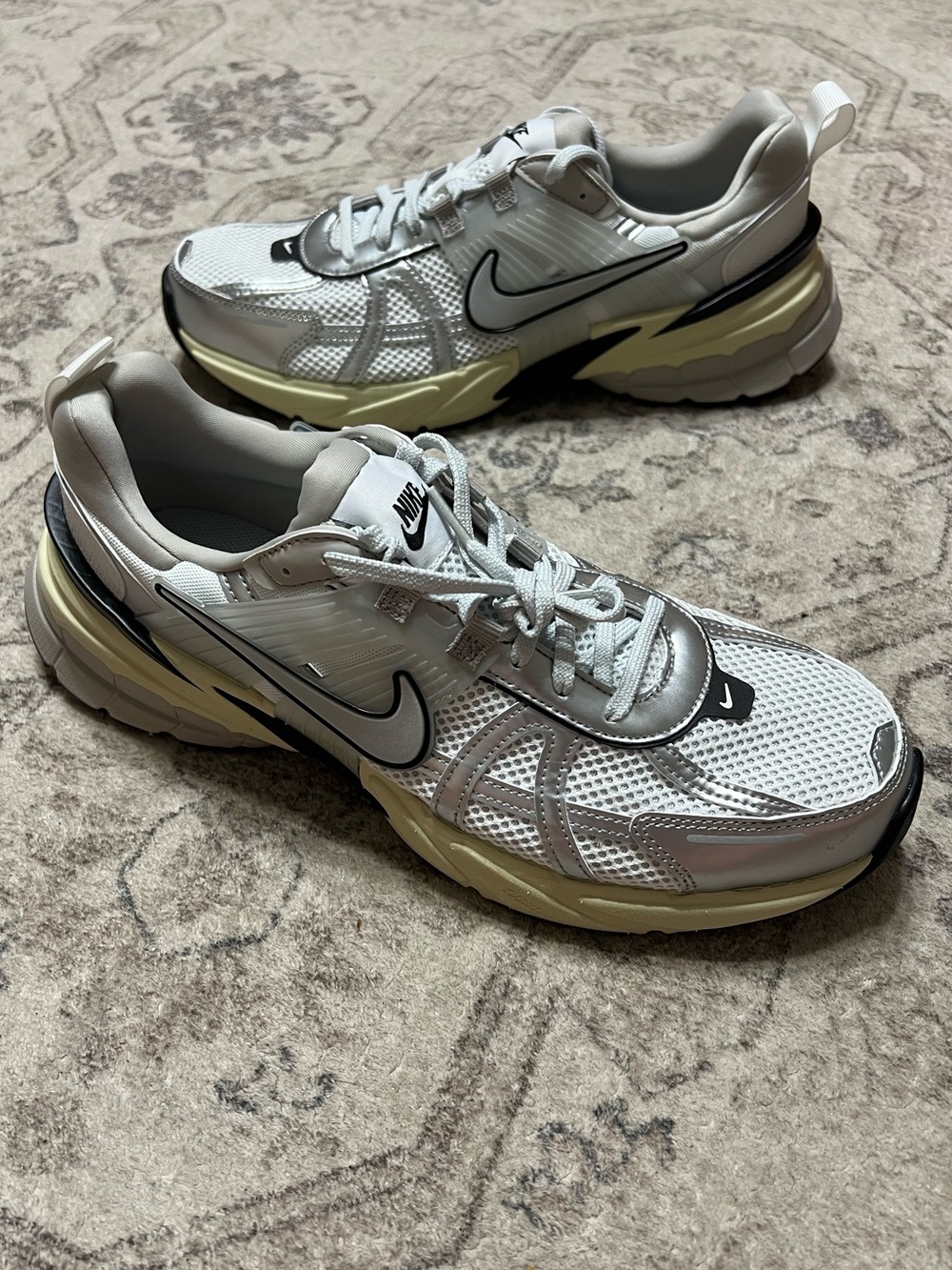 Nike V2K Run sneakers Summit White/ Pure Platinum/Light Iron Ore/Metallic Silver